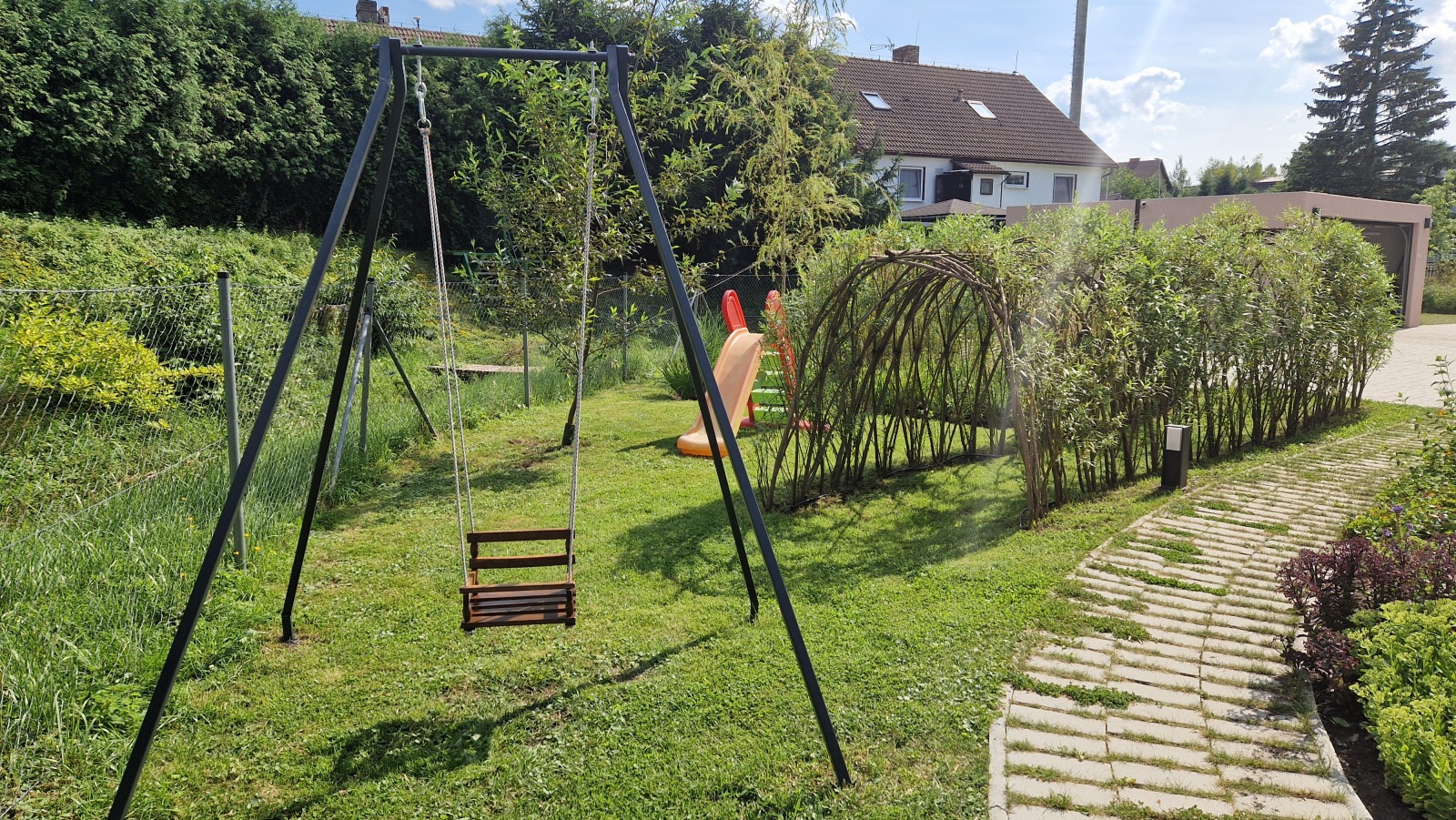 Houpačka se skluzavkou a vrbovým tunelem