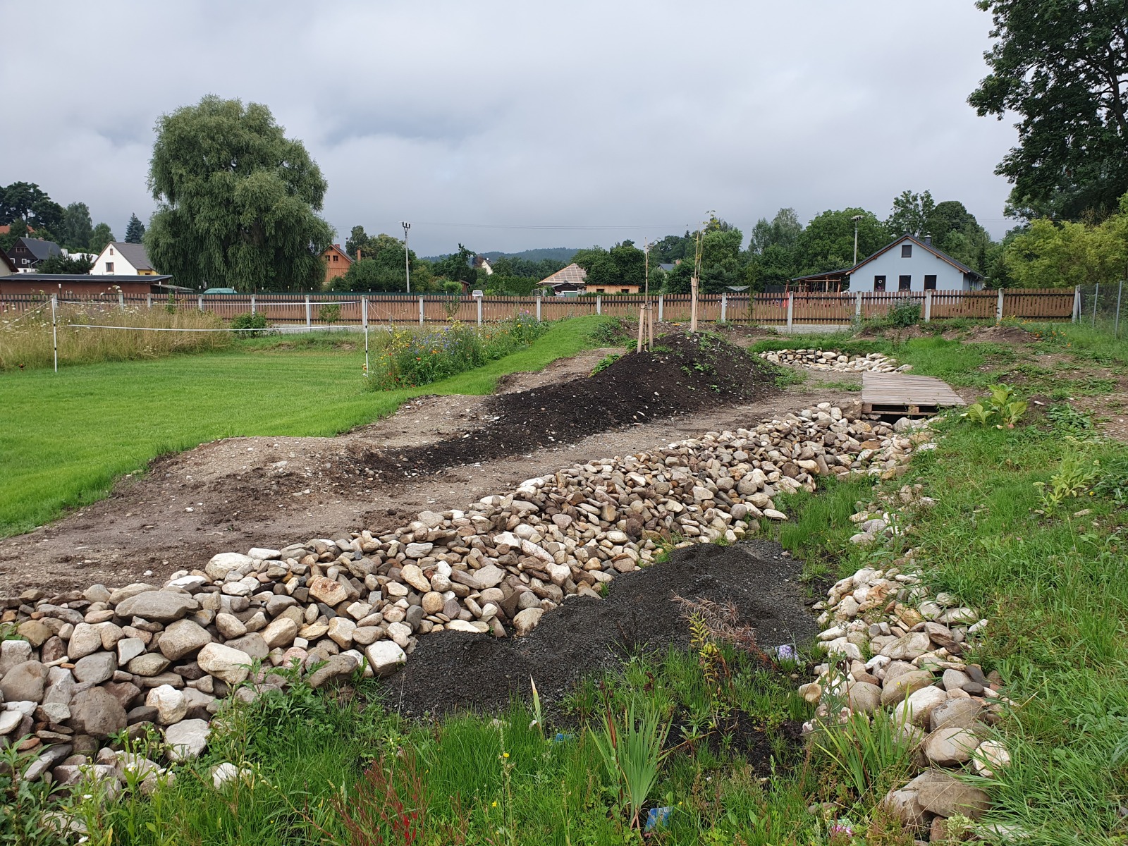 Pumptrack a hřiště